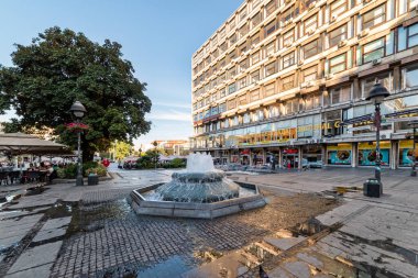 Belgrad, Sırbistan-27 Ağustos 2020: Belgrad şehir merkezindeki Knez Mihailova Caddesi. Belgrad 'ın kültür merkezi. Cumhuriyet Meydanı 'nda bulunan küçük çeşme (Knez Mihailova Caddesi).