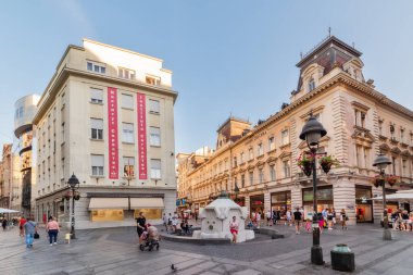 Belgrad, Sırbistan-27 Ağustos 2020: Belgrad şehir merkezindeki Knez Mihailova Caddesi. Delijska Çeşmesi Belgrad 'ın Prens Michael Caddesi' nde..