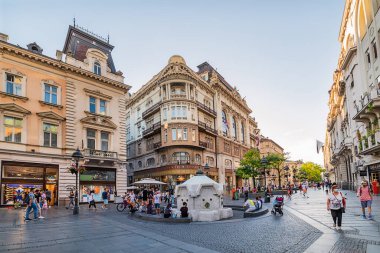 Belgrad, Sırbistan-27 Ağustos 2020: Belgrad şehir merkezindeki Knez Mihailova Caddesi. Delijska Çeşmesi Belgrad 'ın Prens Michael Caddesi' nde..