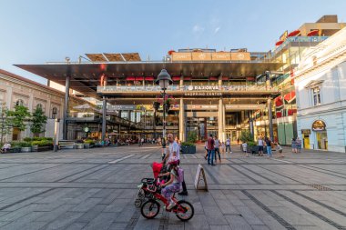 Belgrad, Sırbistan-27 Ağustos 2020: Knez Mihailova caddesinde yer alan Rajiceva alışveriş merkezi, yaya ve ticaret bölgesi. Süpermarket ve restoranı olan çağdaş, çok katlı bir alışveriş merkezi..
