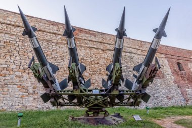Belgrad, Sırbistan-27 Ağustos 2020: Roket sistemi S-125M Neva-M ve dört füze. Sovyet uçaksavar füze kompleksi.