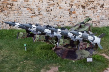 Belgrad, Sırbistan-27 Ağustos 2020: Roket sistemi S-125M Neva-M ve dört füze. Sovyet uçaksavar füze kompleksi.