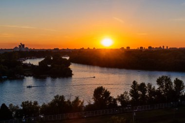 Belgrad, Sırbistan-27 Ağustos 2020: Sava Nehri 'nin Tuna Nehri' ne aktığı yer (Sırpça: Usce). Belgrat 'ın merkezinde Büyük Savaş Adası ve Belgrad Kalesi yakınlarında yer alıyor.