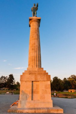 Belgrad, Sırbistan-27 Ağustos 2020: Belgrad Victor 'un (Sırpça: Pobednik) bronzdan heykeli. Kalemegdan Kalesi 'ndeki bir parktaki anıt, 1928' de yapılmış..