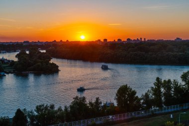 Belgrad, Sırbistan-27 Ağustos 2020: Sava Nehri 'nin Tuna Nehri' ne aktığı yer (Sırpça: Ue). Belgrad 'da turizm teknesi.