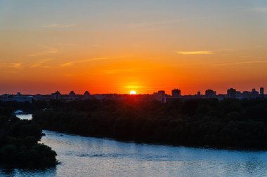 Belgrad, Sırbistan-27 Ağustos 2020: Sava Nehri 'nin Tuna Nehri' ne aktığı yer (Sırpça: Usce). Belgrad 'da Günbatımı.