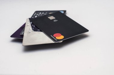 İzole beyaz arka planda elektronik kartlar.