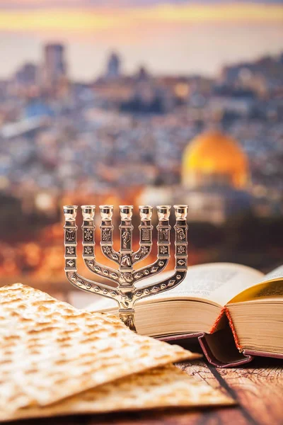 Menorá con matzá y el libro de la Torá en el fondo de e — Foto de Stock