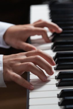 Piyano çalan yakın çekim adamı. müzik aleti.