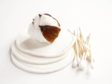 Beyaz arka planda pamuklu organik pedler. Sıfır atık, yeniden kullanılabilir, eko, makyaj temizleyici ve çamaşır konsepti. Düz yat, kapat..