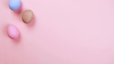 Paskalya hareketi durdurma konsepti. Yumurta pembe arkaplanda, telif alanında, üst görünümde görünür