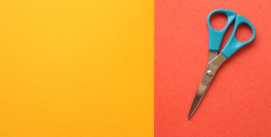 Renkli arka planda mavi açık makas. El işi, el yapımı origami, dekoratif. Düz çizgi, telif alanı, pankart.
