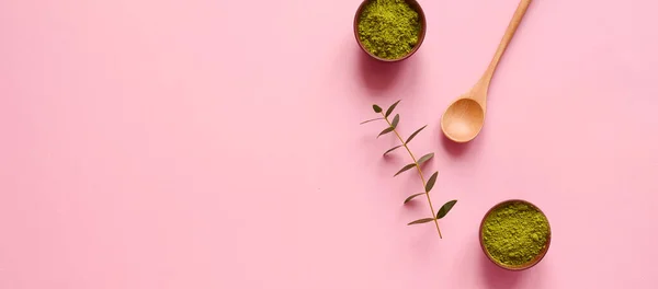 Ahşap kaşıklı kibrit çayı ve pembe arka planda okaliptüs yaprağı. Sağlıklı içeceği, kopyalama alanını, düz yatağı, üst görünümü, çerçeveyi, pankartı kavramsallaştır