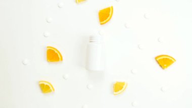 Beyaz arka planda limon portakallı vitamin hapları ve şişe. Hareket animasyonunu durdur. Bağışıklık sistemini, ilacı ve tabletleri güçlendirme kavramı