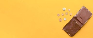 Kahverengi cüzdan, dağınık dolar ve sarı arka planda avro paraları. Son para, yoksulluk, işsizlik, iş kaybı, tasarruf kavramı. Düz konum, telif alanı, pankart.