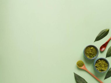 Büyük arka planda kaşık ve yapraklı kibrit çayı. Sağlıklı içecek, kopyalama alanı, düz alan, üst görünüm kavramı