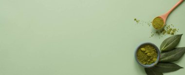 Büyük arka planda kaşık ve yapraklı kibrit çayı. Sağlıklı içeceği, kopyalama alanını, düz döşemeyi, üst görünümü, afişi kavramsallaştır