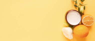 Sarı arka planda kremalı, çiçekli, turunçgilli ve okaliptüslü beste. Güzelliği kavramsal olarak doğal vitamin kozmetik ürünü, cilt bakımı, telif alanı, üst görünüm, afiş