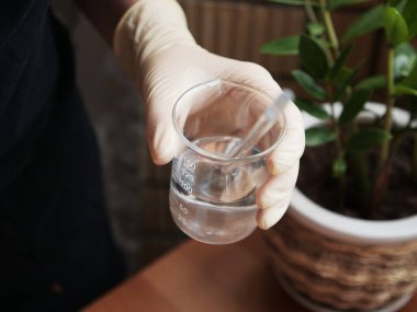 Masada cilt bakımı ürünü üreten kadın dermatolog.