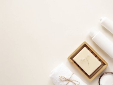 bakım ürünleri losyonu, bitki, sabun. Parlak arka planda banyo aksesuarları, üst manzara, telif alanı. Ev konseptinde vücut bakımı güzellik tedavileri, organik ürünler, sabah rutini.