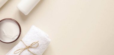 bakım ürünleri losyonu, krem, sabun. Parlak arka planda banyo aksesuarları, üst manzara, telif alanı. Ev konseptinde vücut bakımı güzellik tedavileri, organik ürünler, sabah rutini.