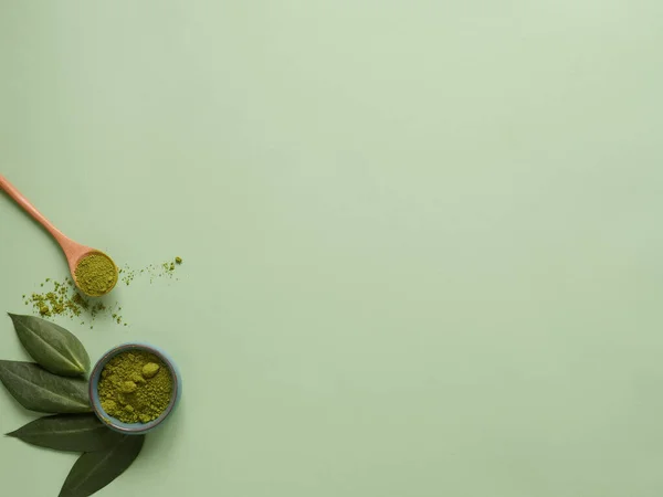 Büyük arka planda kaşık ve yapraklı kibrit çayı. Sağlıklı içecek, kopyalama alanı, düz alan, üst görünüm kavramı