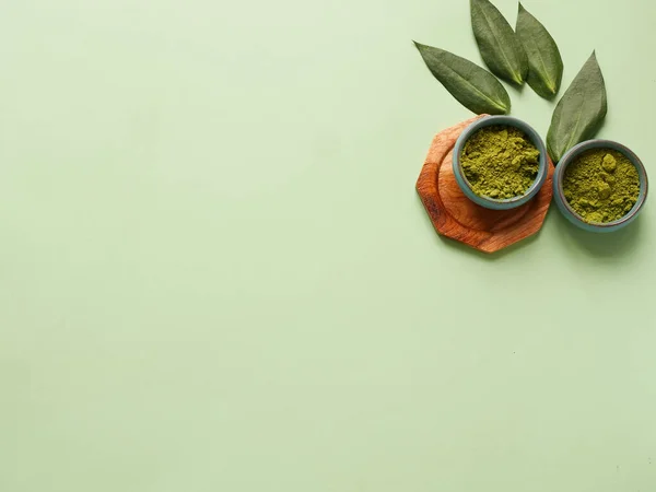 Büyük arka planda kaşık ve yapraklı kibrit çayı. Sağlıklı içecek, kopyalama alanı, düz alan, üst görünüm kavramı