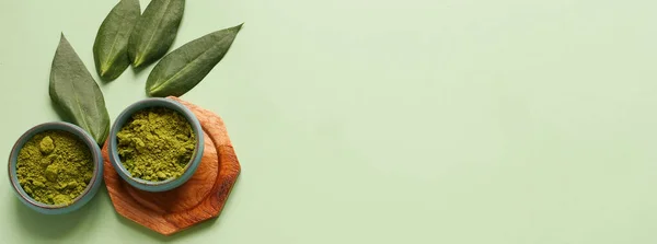 Büyük arka planda kaşık ve yapraklı kibrit çayı. Sağlıklı içeceği, kopyalama alanını, düz döşemeyi, üst görünümü, afişi kavramsallaştır