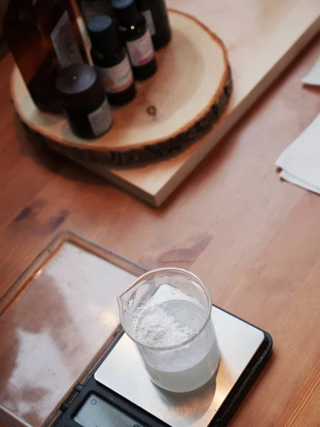 Masada cilt bakımı ürünü üreten kadın dermatolog.