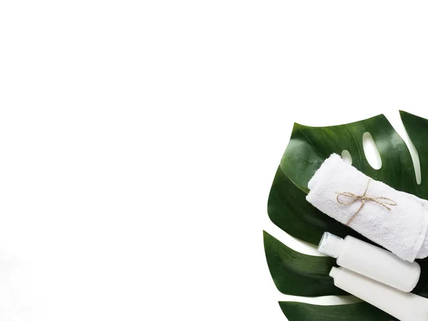 krem krem losyonu, havlu, banyo aksesuarları beyaz arka plan, üst manzara, telif alanı. Vücut bakımı ve güzellik hizmetleri konsepti, eko organik banyo ürünleri, günlük rutin.