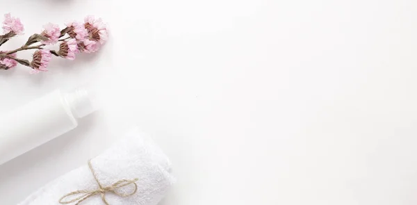 bakım ürünleri losyonu, bitki, havlu. Beyaz arka planda banyo aksesuarları, üst manzara, telif alanı, afiş. Vücut sağlığı güzellik tedavileri konsepti, organik banyo ürünleri, sabah rutini.