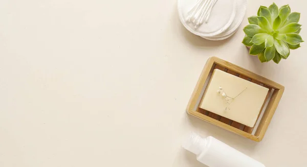 bakım ürünleri losyonu, bitki, sabun. Parlak arka planda banyo aksesuarları, üst manzara, telif alanı, afiş. Ev konseptinde vücut bakımı güzellik tedavileri, organik ürünler, sabah rutini.