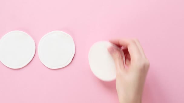 Jonge Vrouwen Zetten Biologische Katoenen Kussens Een Roze Achtergrond Geen — Stockvideo