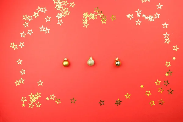 Різдвяна Композиція Кульками Червоному Тлі Золотими Зірками Конфетті Ягодами Концепція — стокове фото