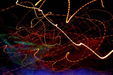 Hareketlerde renkli ışık vuruşlarıyla siyah arkaplan