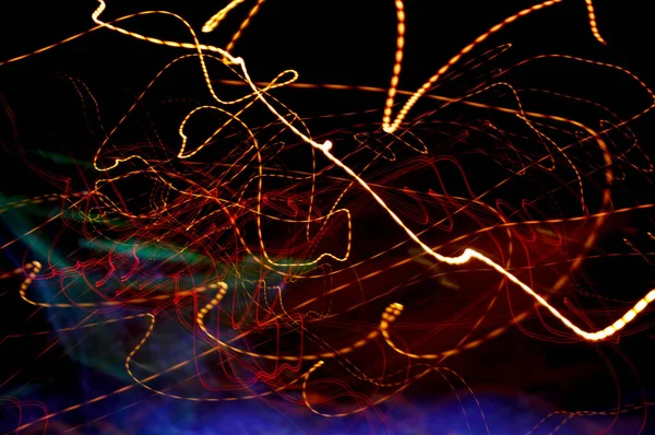 Hareketlerde renkli ışık vuruşlarıyla siyah arkaplan