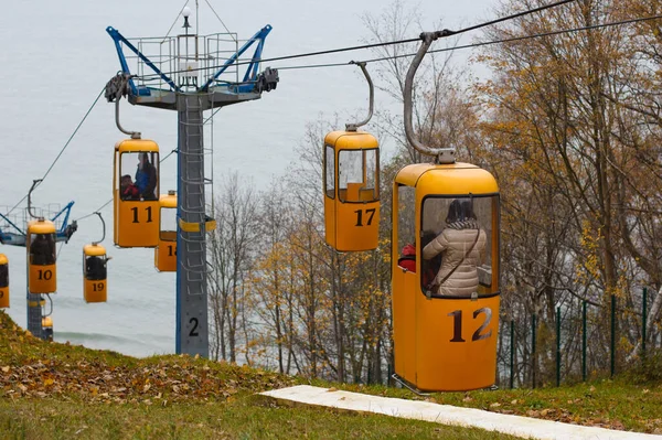 Svetlogorsk Ryssland November 2016 Kabel Till Östersjön Med Turister Gula — Stockfoto