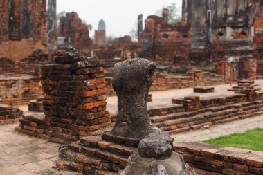 Tapınağın yıkıntıları arasında başsız insan heykeli