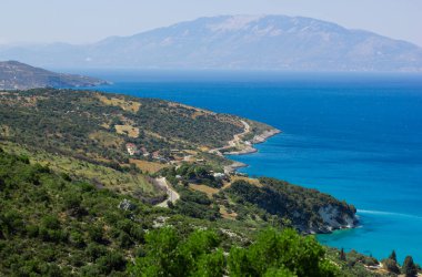 Mavi denizde bir ada. Tepeden bak. Yunanistan ve Zakynthos