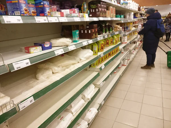 MOSCOW, RUSSIA - 16 Mart 2020: Şekersiz Rus süpermarketlerinin boş rafları. Panik satın alma