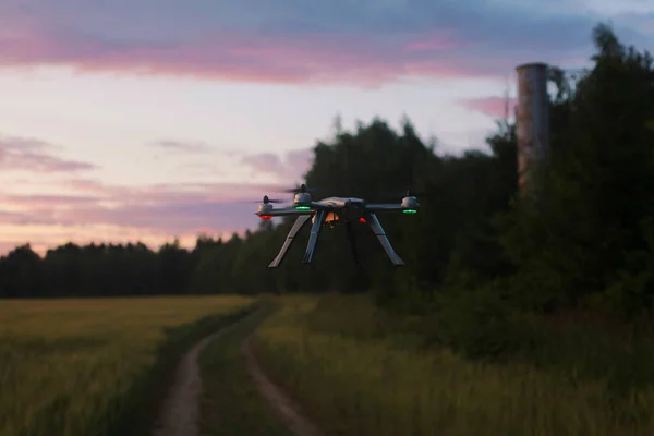 Arka planda tarlası ve ormanı olan bir dron.