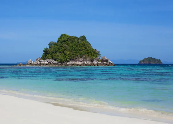 Prachtig Onbewoond Eiland Blauwe Zee Uitzicht Vanaf Het Strand — Stockfoto