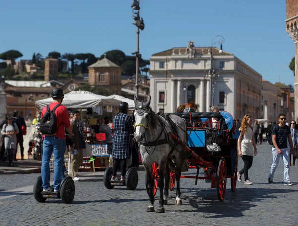 Рим Италия Марта 2015 Года Повозка Лошадью Люди Сегвеях Имеющие — стоковое фото
