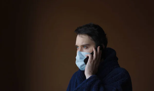 Hasta adam Coronavirus yardım hattını arıyor. Telefondaki doktorun muayenesi. Evde hasta hissediyorum. Kopyalama alanı ile çekilen