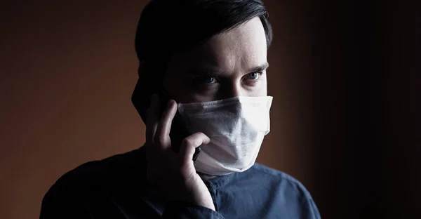 Hasta beyaz adam Coronavirus 'u ya da Coperid 19 hattını arıyor. Telefondaki doktorun muayenesi. Evde hasta hissediyorum. Kopyalama alanı ile çekilen