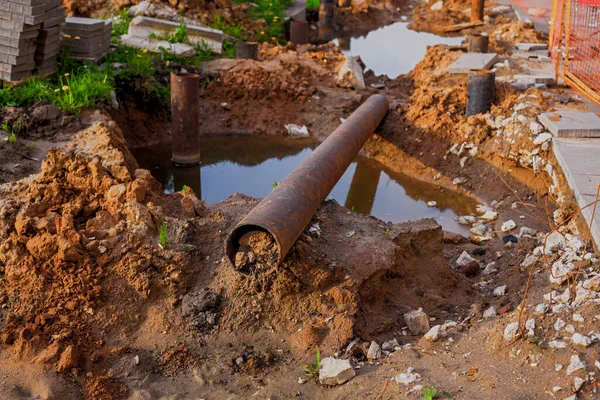 Tubo Metallico Steso Terra Sopra Pozzanghera Lavori Ricostruzione — Foto Stock