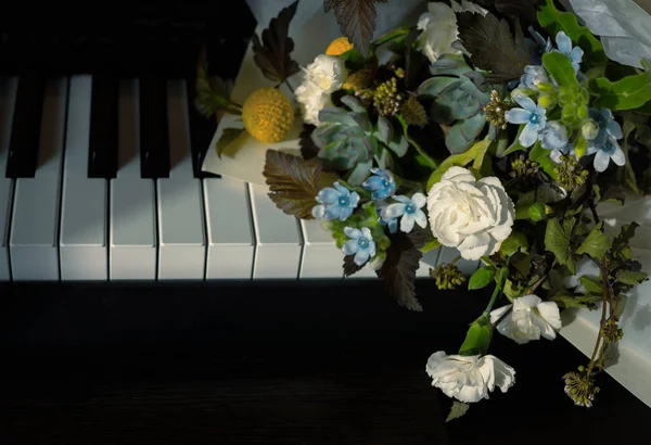 Flower Bunch Laying Piano Contrast Light Romantic Close — Stock Photo, Image