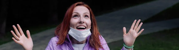 Redhead Flicka Drar Ner Medicin Mask Och Känner Sig Glad — Stockfoto