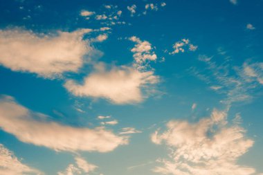 Sarı bulutlu dramatik mavi gökyüzü, klasik tonlu soyut arkaplan