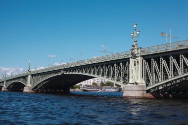 Güneşli bir günde, Saint Petersburg 'daki Neva nehrinin üzerinde tarihi sahte bir köprü süslendi.
